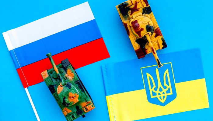 Banderas de Rusia y Ucrania con tanques