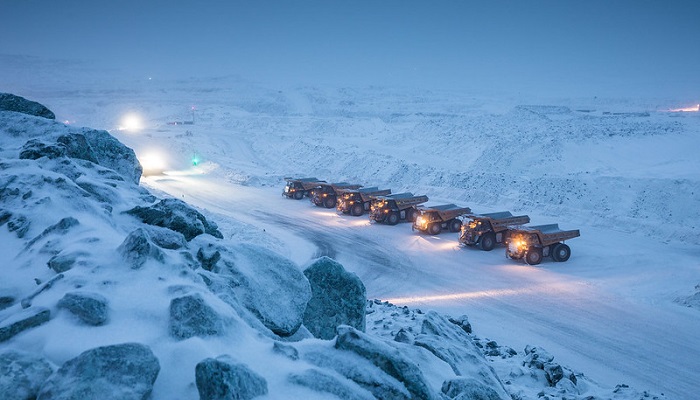 Camiones en la mina de oro de Meadowbank (Canadá)