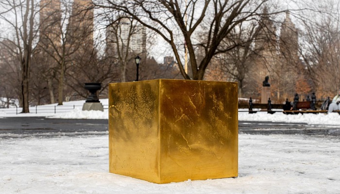 Cubo de oro diseñado por el artista Niclas Castello