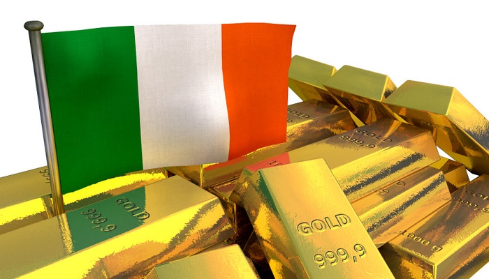 Lingotes de oro con bandera de Irlanda