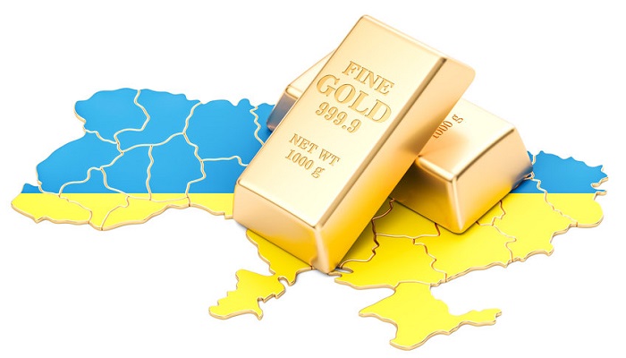 Lingotes de oro sobre mapa y bandera de Ucrania