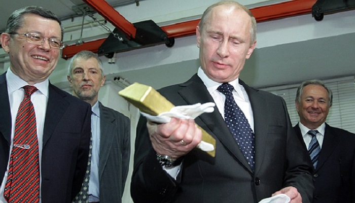Vladimir Putin sujetando un lingote de oro