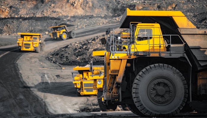 Camiones trabajando en una mina de oro a cielo abierto