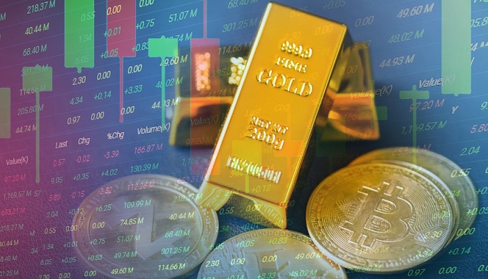 Bitcoin y lingote de oro con gráfico