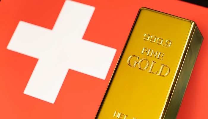 Bandera de Suiza y lingotes de oro